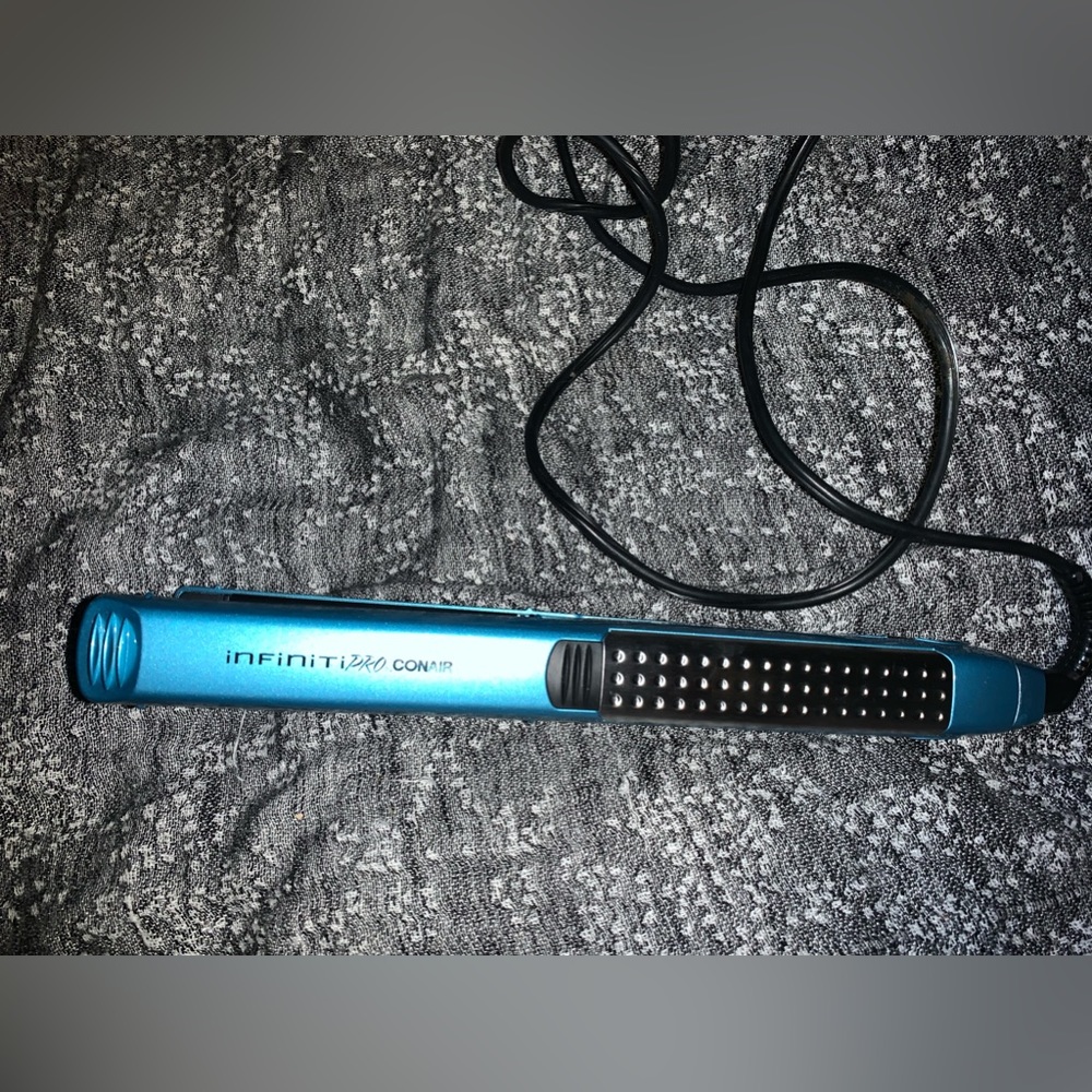Blue Infiniti PRO con air straightener